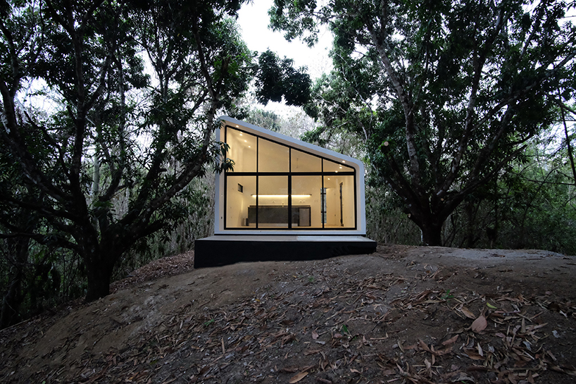 úbáli tropical living builds eco-friendly modular house in rural costa rica
