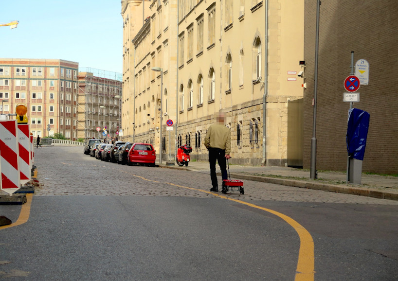 simon weckert causes a 'virtual traffic jam' with 99 smartphones and a handcart