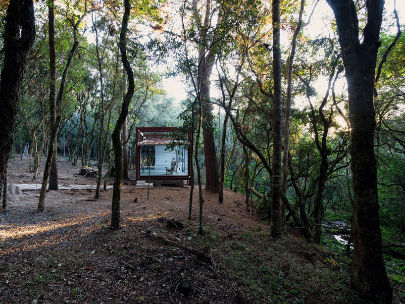 La tranquila cabaña de YVA arquitetura en el bosque brasileño tiene un impacto mínimo en el medio ambiente