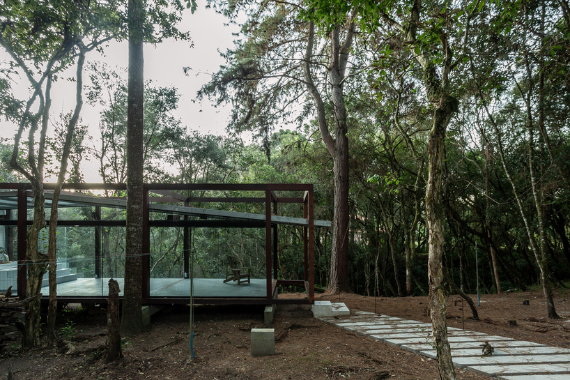 La tranquila cabaña de YVA arquitetura en el bosque brasileño tiene un impacto mínimo en el medio ambiente