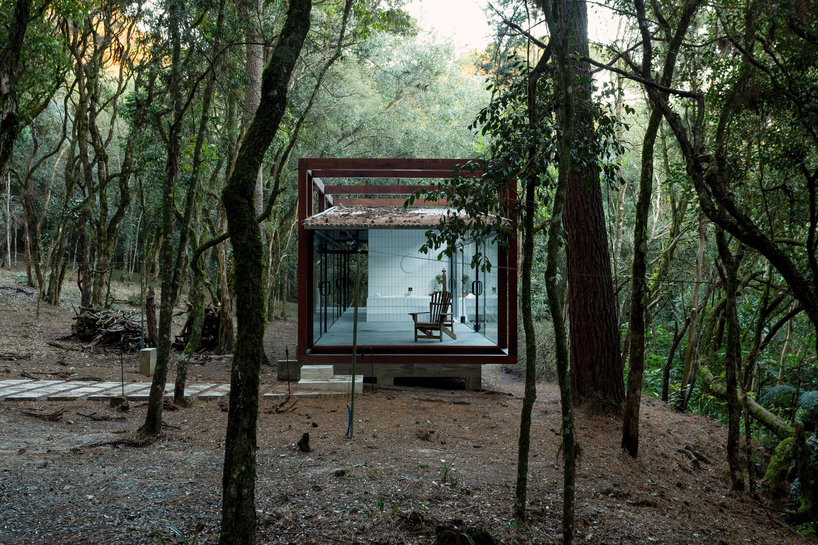 La tranquila cabaña de YVA arquitetura en el bosque brasileño tiene un impacto mínimo en el medio ambiente