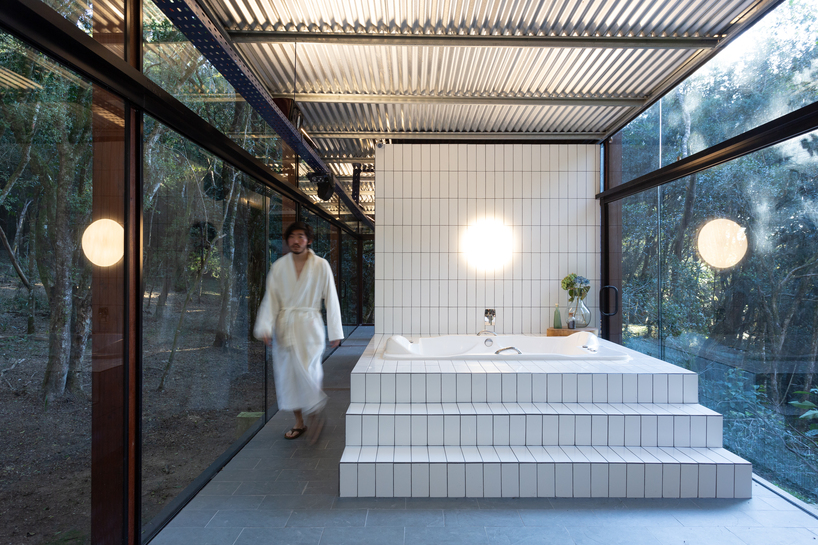 La tranquila cabaña de YVA arquitetura en el bosque brasileño tiene un impacto mínimo en el medio ambiente