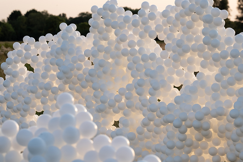 inclume designs an ephemeral pavilion using 8,888 white spheres designboom