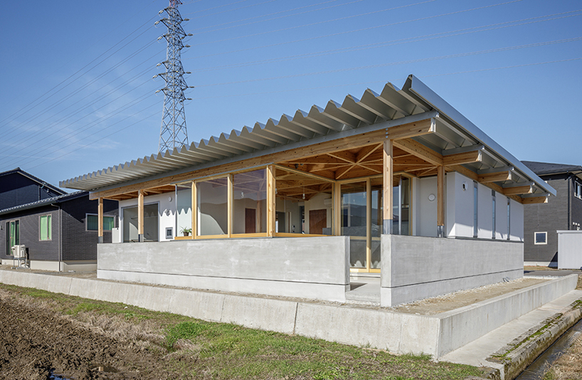 repeatable wooden grid frame supports small 'nanto house' by kazuto nishi architects in japanrepeatable wooden grid frame supports small 'nanto house' by kazuto nishi architects in japan