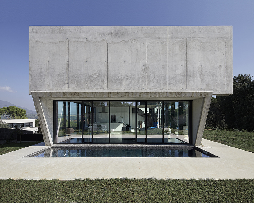 rob dubois articulates barcelona residence in heavy concrete and glass