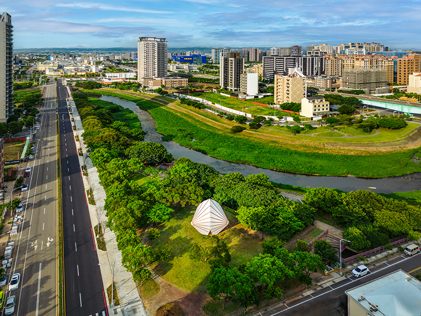 Las tres marquesinas angulares en la instalación de Zheng Zongfeng hacen eco de los tradicionales paraguas de papel encerado.