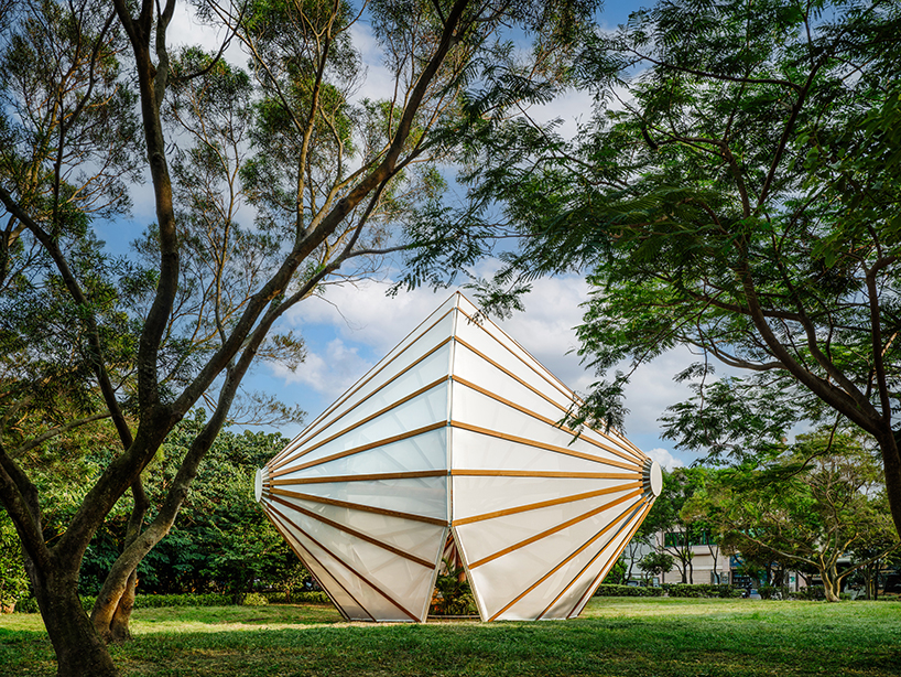 Juntos bajo el paraguas Autor: Zheng Zongfeng 9