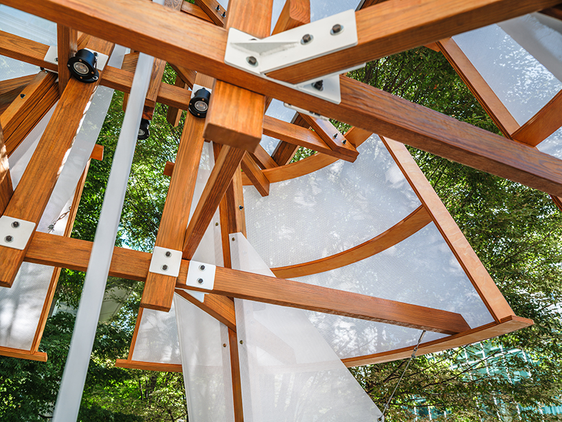 Capas rítmicas de madera y tela se entrelazan en una instalación inspirada en una vela, diseñada por Cheng tsung feng