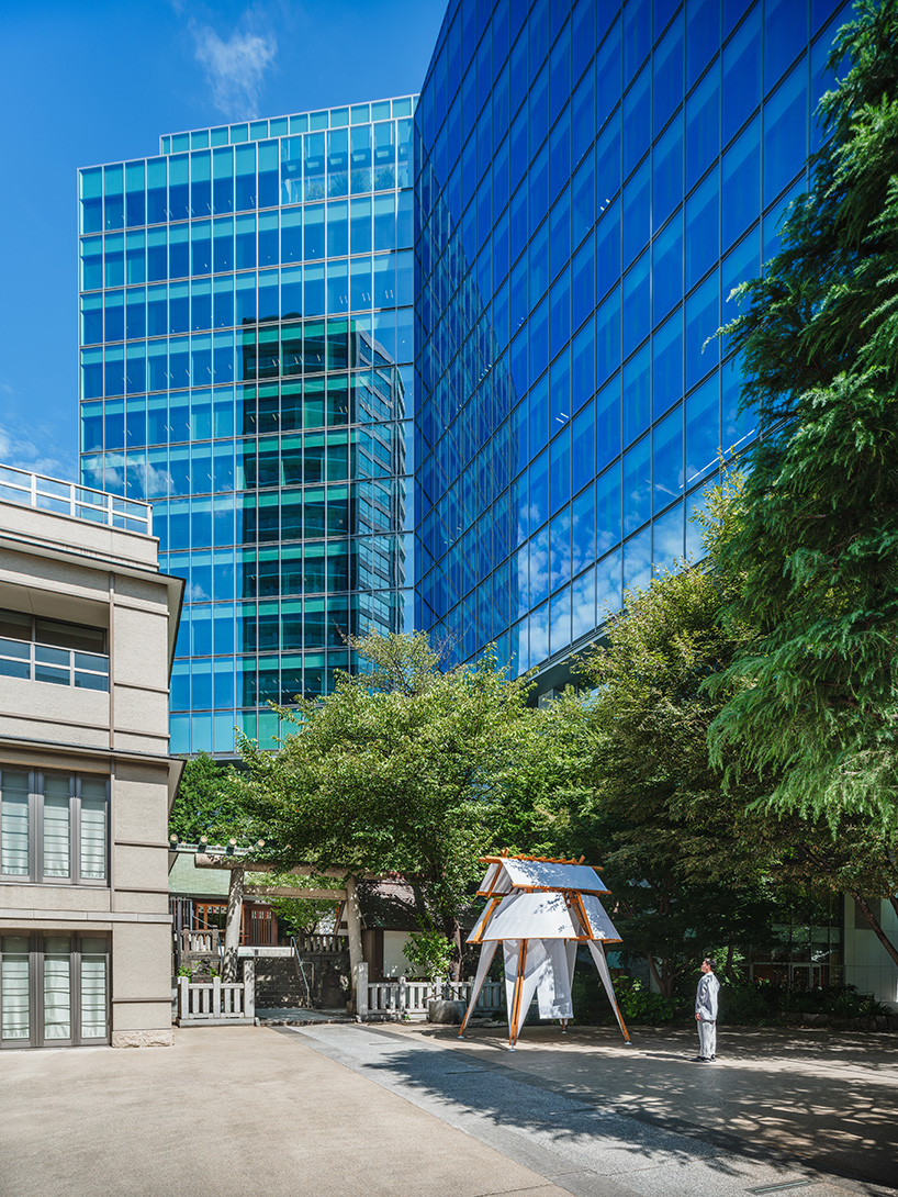 Capas rítmicas de madera y tela se entrelazan en una instalación inspirada en una vela, diseñada por Cheng tsung feng