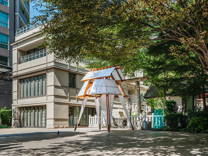 Capas rítmicas de madera y tela se entrelazan en una instalación inspirada en una vela, diseñada por Cheng tsung feng