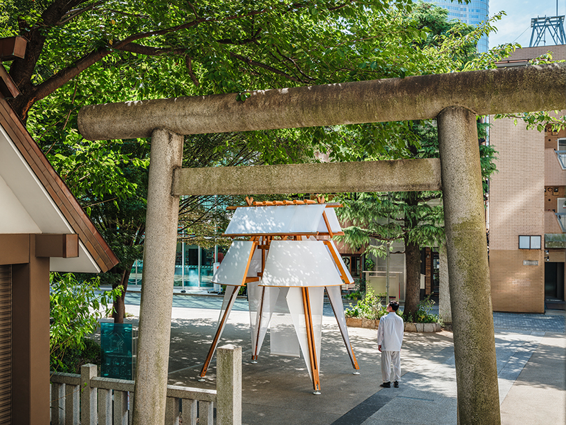 Capas rítmicas de madera y tela se entrelazan en una instalación inspirada en una vela, diseñada por Cheng tsung feng