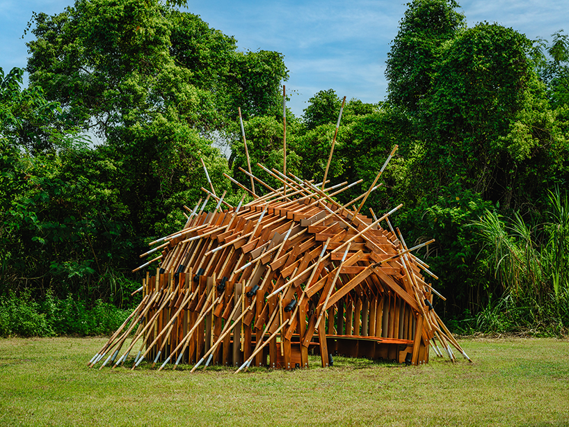 Instalación de nidos de jabalí en forma de marcos entrelazados de bambú y cedro por Cheng tsung Feng