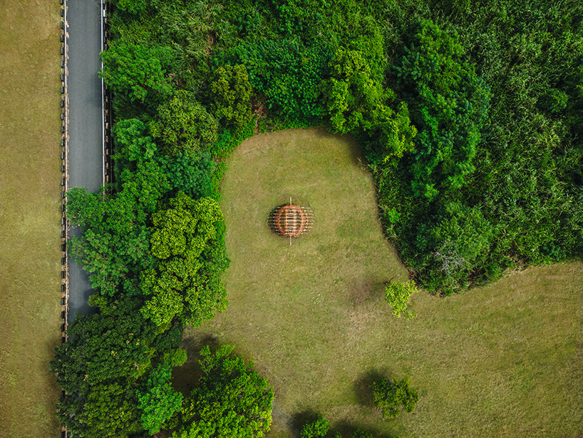 Instalación de nidos de jabalí en forma de marcos entrelazados de bambú y cedro por Cheng tsung Feng