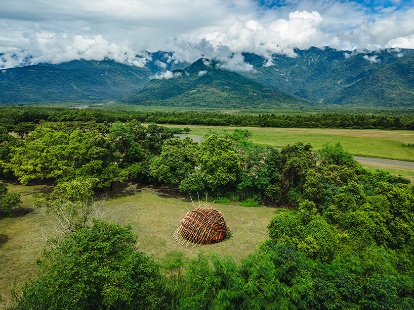 Instalación de nidos de jabalí en forma de marcos entrelazados de bambú y cedro por Cheng tsung Feng