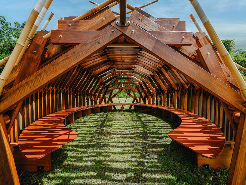 Instalación de nidos de jabalí en forma de marcos entrelazados de bambú y cedro por Cheng tsung Feng