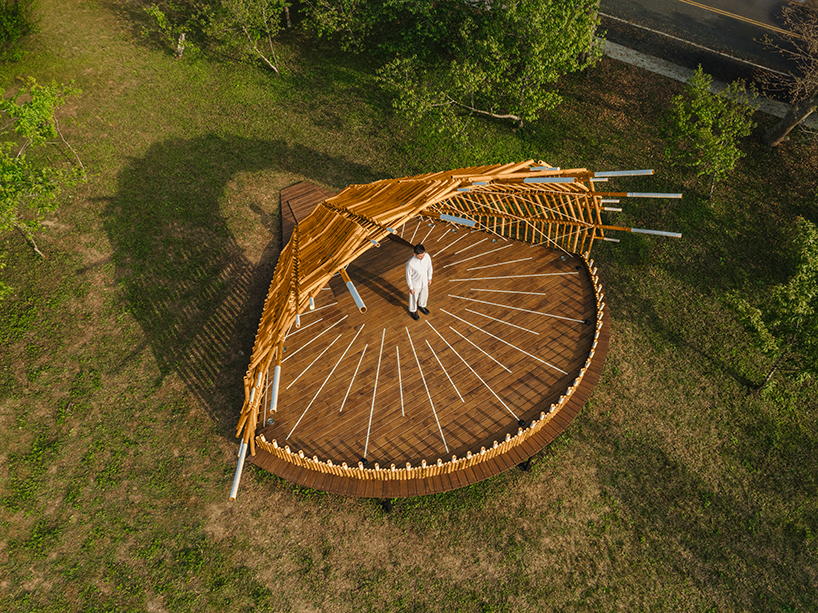 Zheng Zongfeng utiliza postes de bambú entrelazados para abrirse en abanico y formar un escenario de teatro.