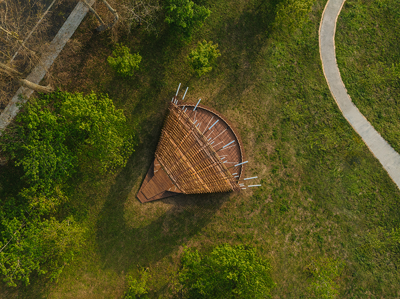 Zheng Zongfeng utiliza postes de bambú entrelazados para abrirse en abanico y formar un escenario de teatro.