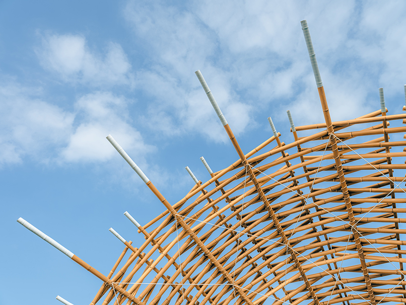 Zheng Zongfeng utiliza postes de bambú entrelazados para abrirse en abanico y formar un escenario de teatro.