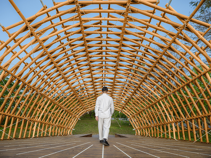 Zheng Zongfeng utiliza postes de bambú entrelazados para abrirse en abanico y formar un escenario de teatro.