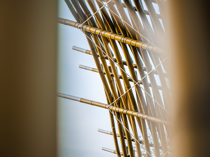 Zheng Zongfeng utiliza postes de bambú entrelazados para abrirse en abanico y formar un escenario de teatro.