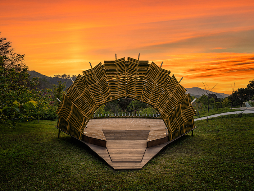 Zheng Zongfeng utiliza postes de bambú entrelazados para abrirse en abanico y formar un escenario de teatro.