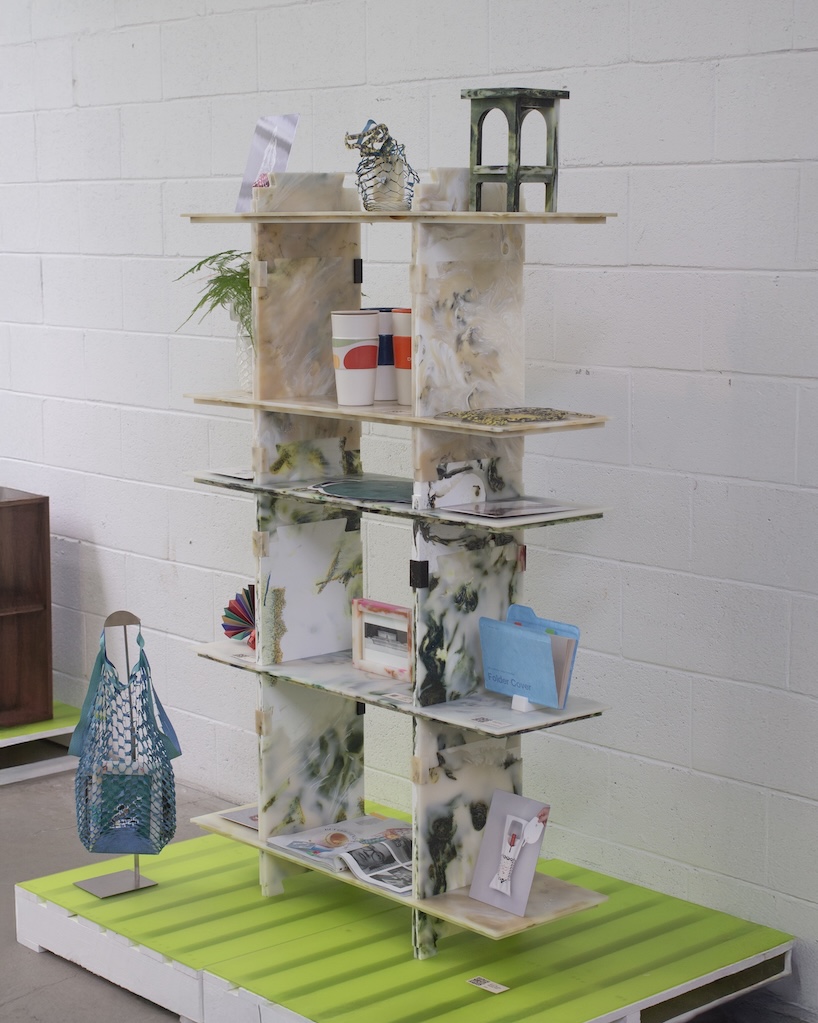 Un expositor de mármol de plástico convierte materiales reciclados en muebles reconfigurables