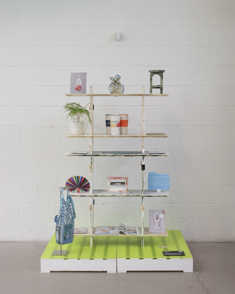 Un expositor de mármol de plástico convierte materiales reciclados en muebles reconfigurables