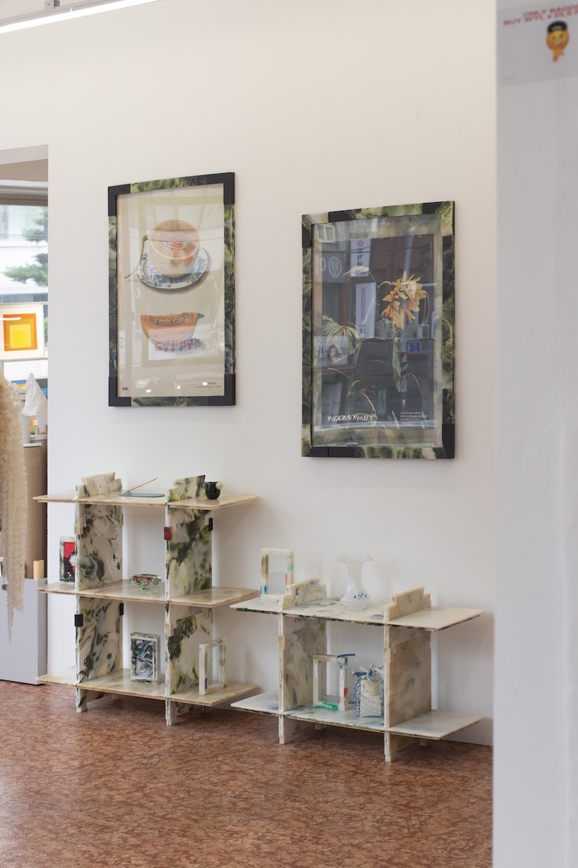 Un expositor de mármol de plástico convierte materiales reciclados en muebles reconfigurables