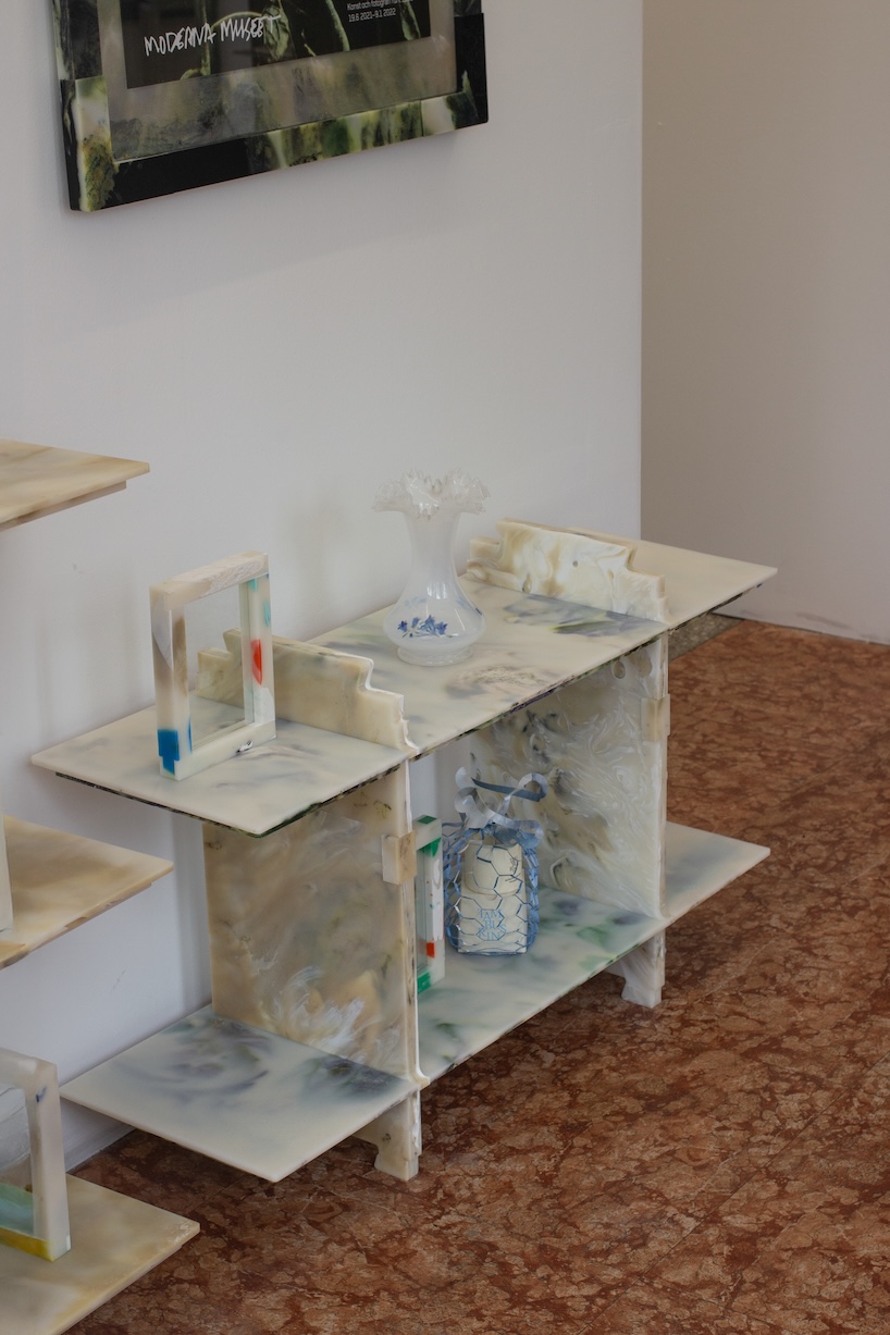 Un expositor de mármol de plástico convierte materiales reciclados en muebles reconfigurables