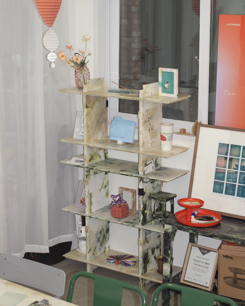 Un expositor de mármol de plástico convierte materiales reciclados en muebles reconfigurables