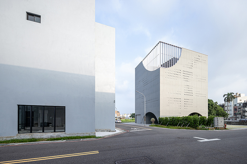 Interacciones de luz y sombra de loci solar en la sede de concreto en Taiwán 1