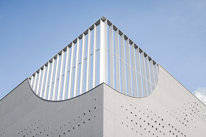 Interacciones de luz y sombra entre loci solar en la sede de Cube de concreto de Taiwán10