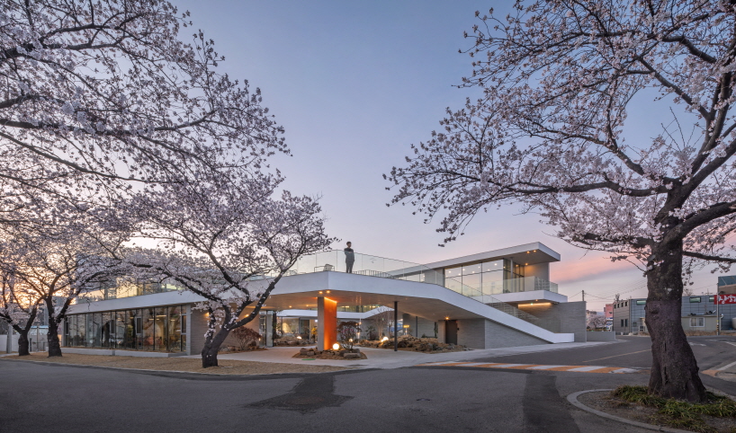 'in a little time café' develops concrete promenade around central courtyard in korea