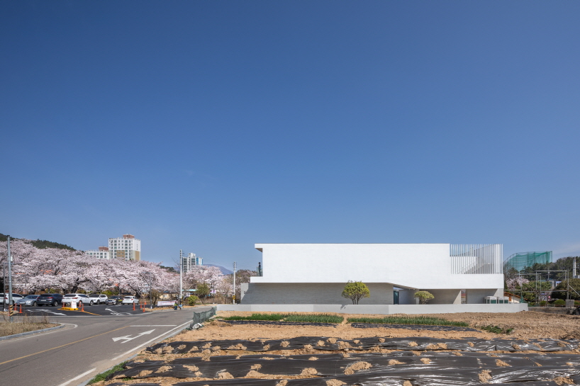 'in a little time café' develops concrete promenade around central courtyard in korea