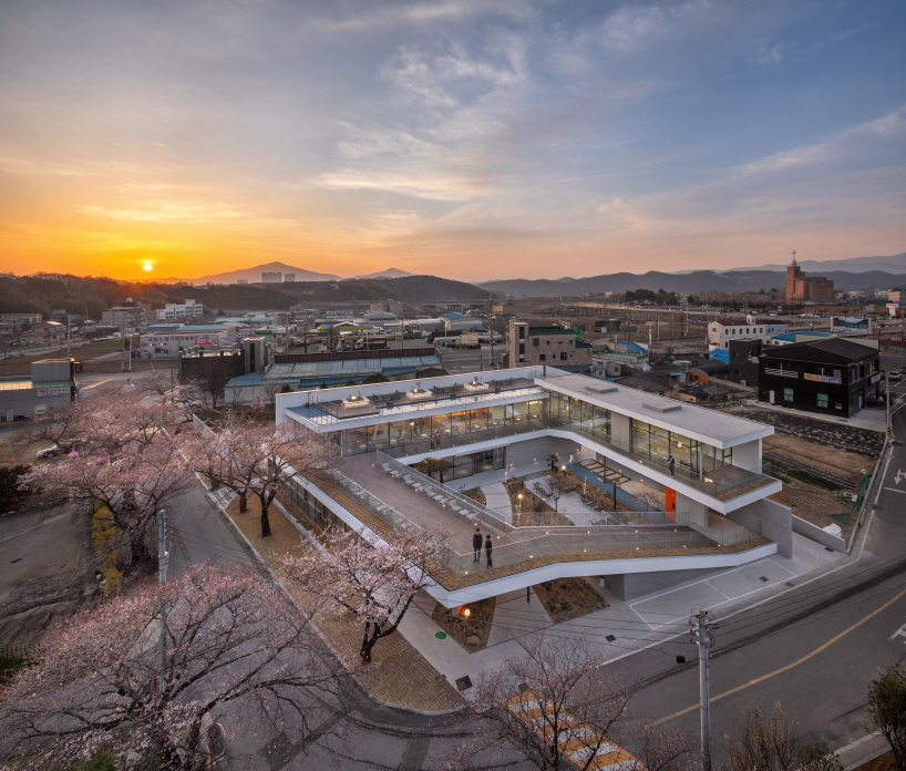 'in a little time café' develops concrete promenade around central courtyard in korea