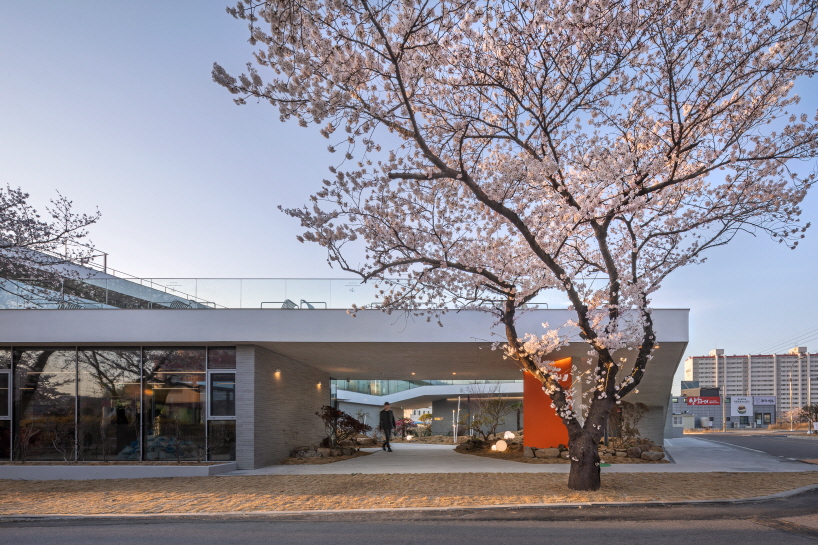 'in a little time café' develops concrete promenade around central courtyard in korea