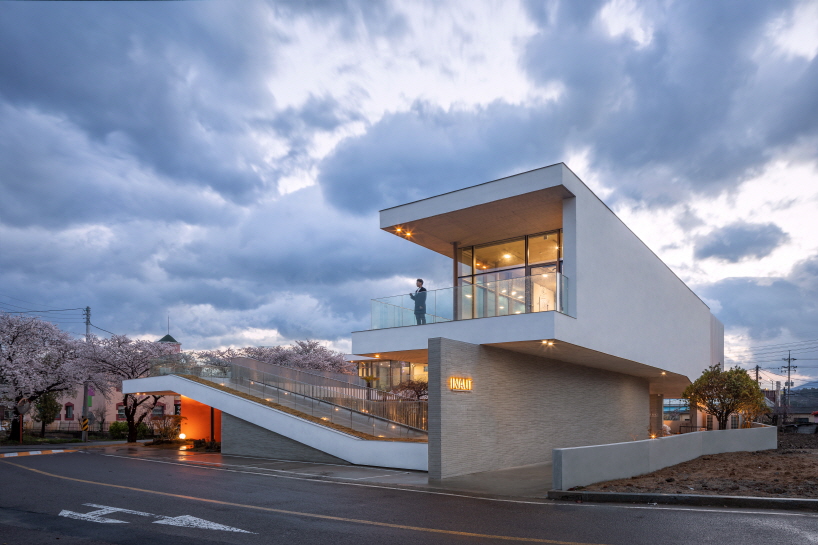 'in a little time café' develops concrete promenade around central courtyard in korea