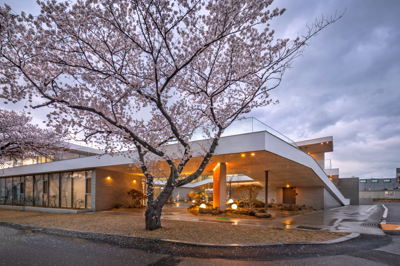 'in a little time café' develops concrete promenade around central courtyard in korea