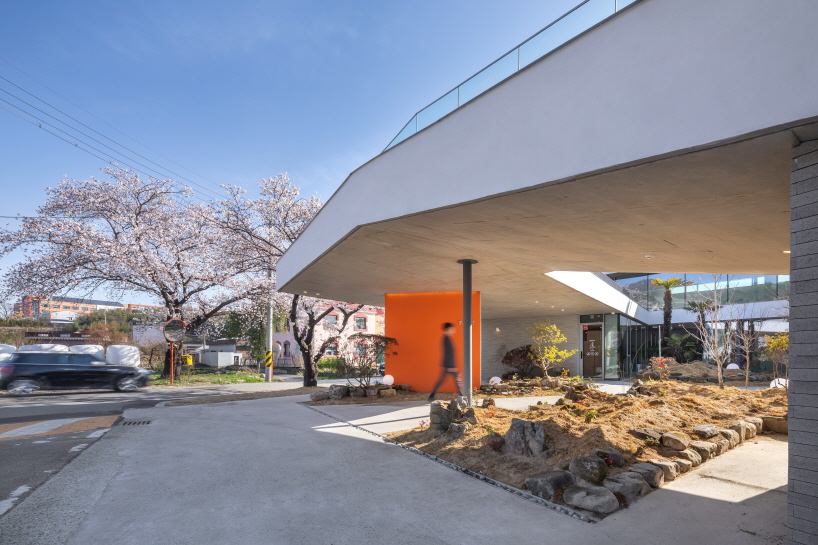 'in a little time café' develops concrete promenade around central courtyard in korea