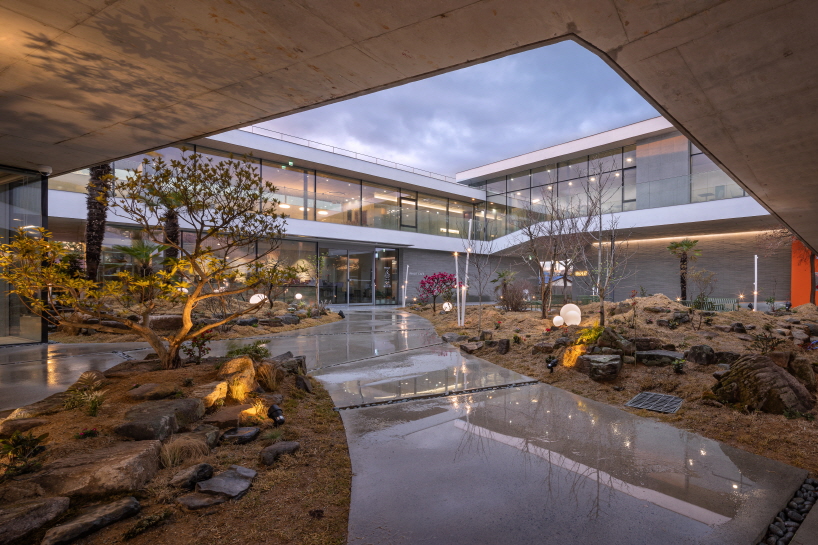 'in a little time café' develops concrete promenade around central courtyard in korea