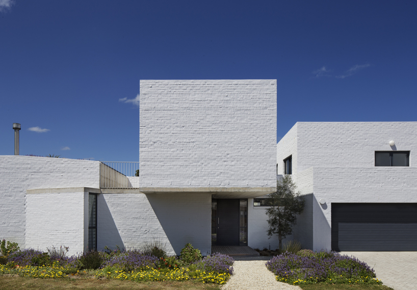 Swansilva S White Brick House In South Africa Emerges Through Indigenous Vegetation