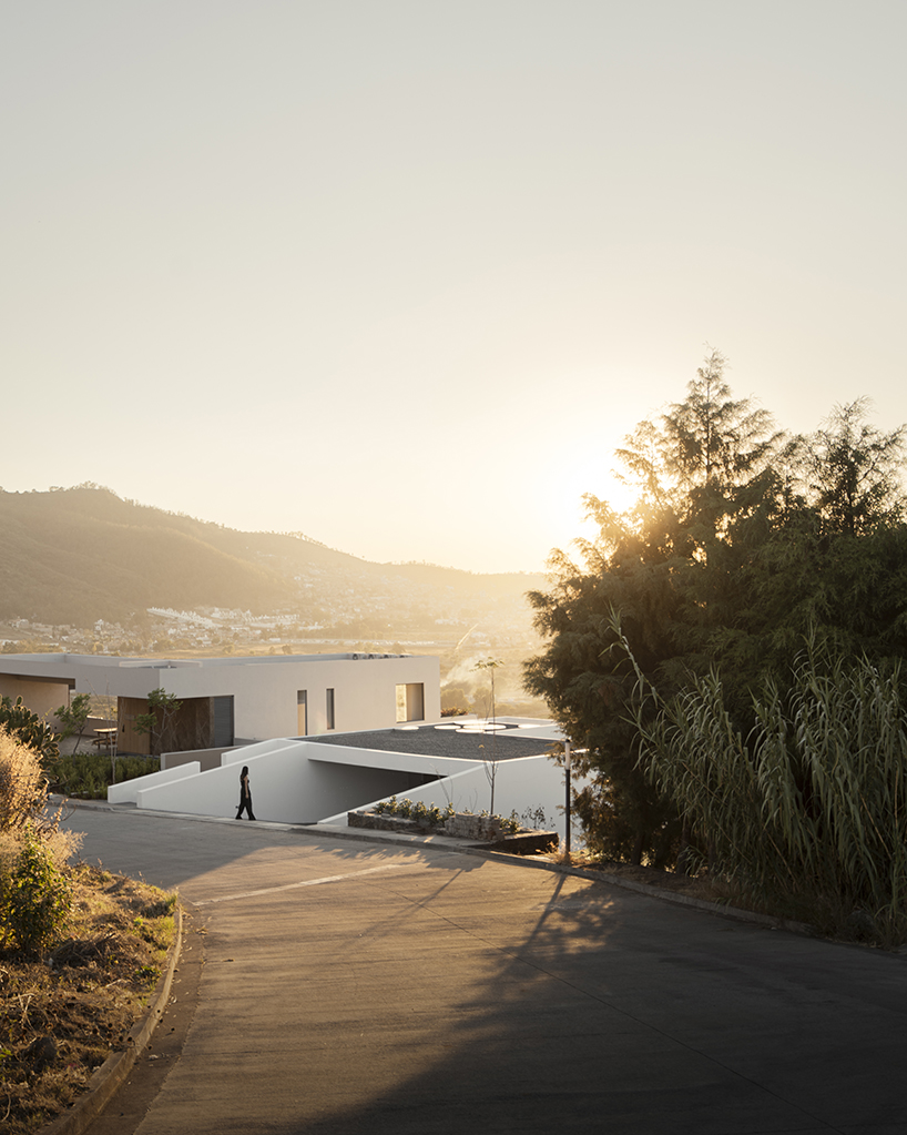 white volumes of jaime juárez's stepped-level house overlook golf course in mexico