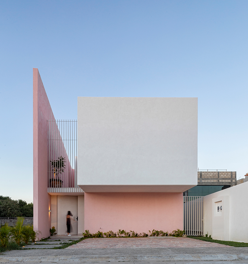 La pared rosa tallada aparece como la fachada occidental de Casa Banderas en México