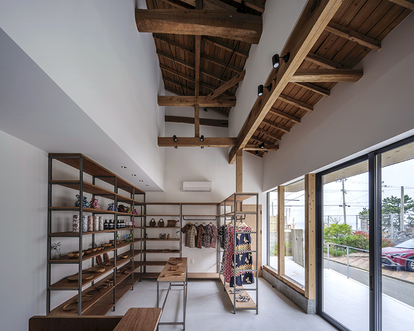tsutsumi and associates reveals 1979 irimoya-style house's timber framework