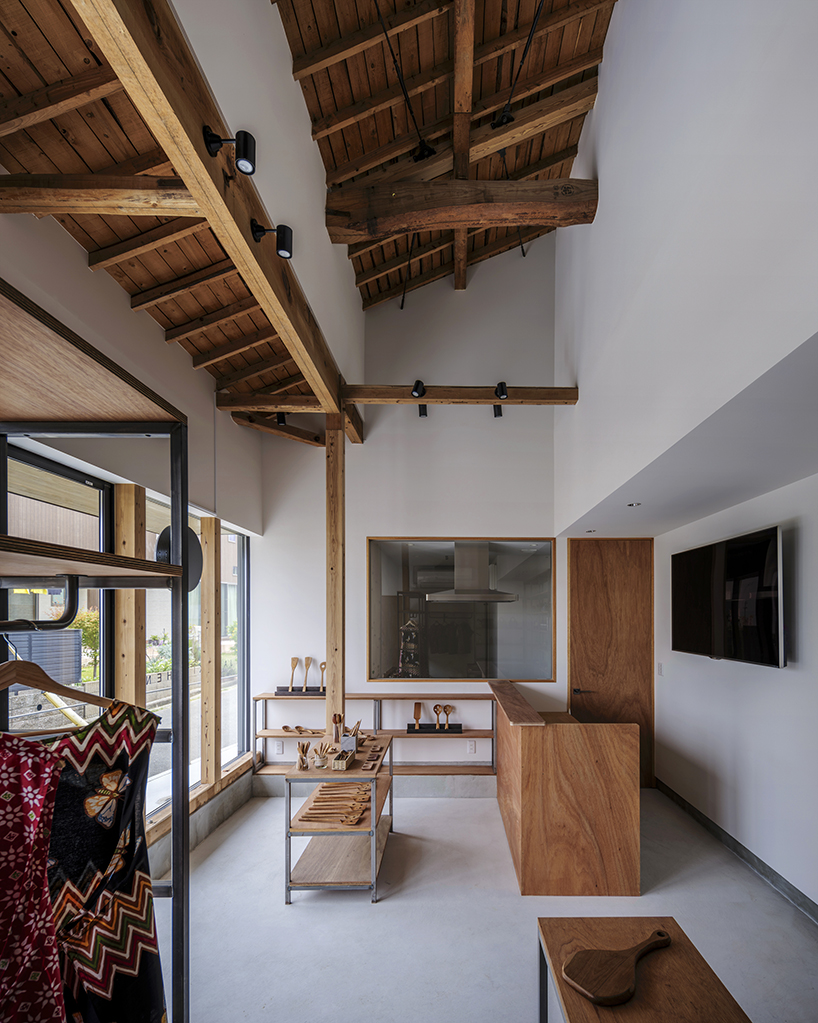 tsutsumi and associates reveals 1979 irimoya-style house's timber framework
