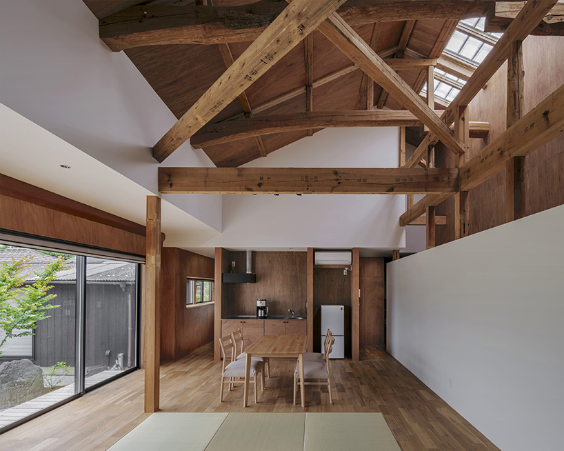 tsutsumi and associates reveals 1979 irimoya-style house's timber framework