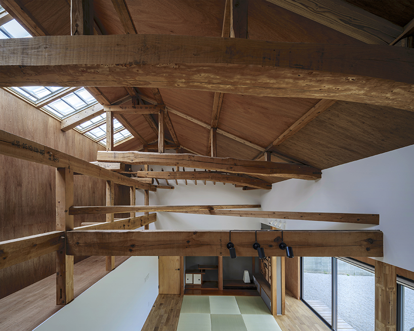 tsutsumi and associates reveals 1979 irimoya-style house's timber framework