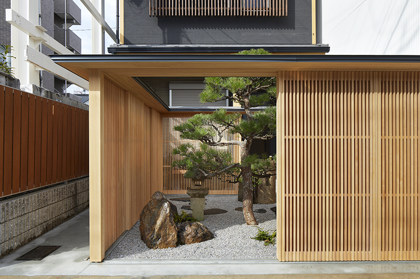 enclosed fence in kyoto from kenzo makino associates puts the residences living environment together 4