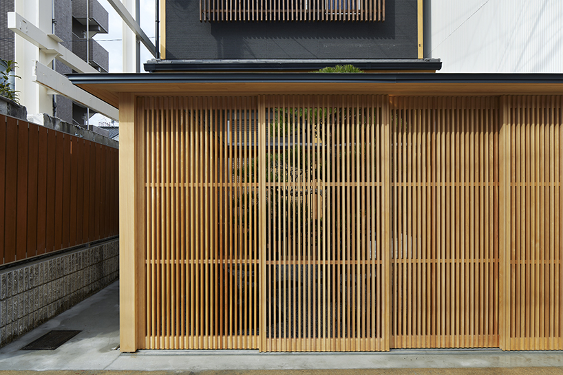 enclosed fence in kyoto from kenzo makino associates puts the residences living environment together 5