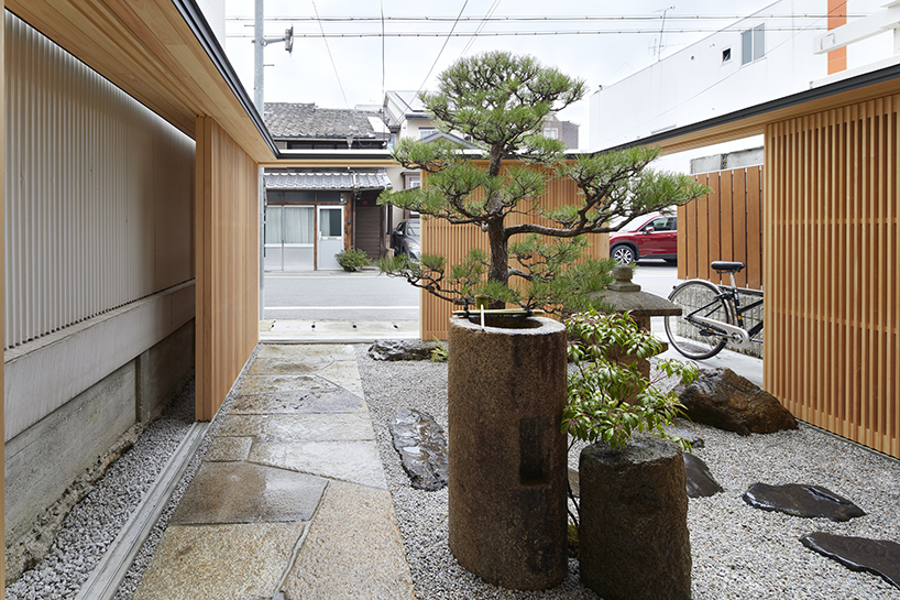 enclosed fence in kyoto from kenzo makino associates puts the residences living environment together 8